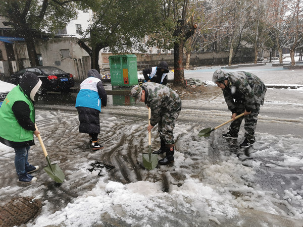 扫雪除冰 红梅在行动 