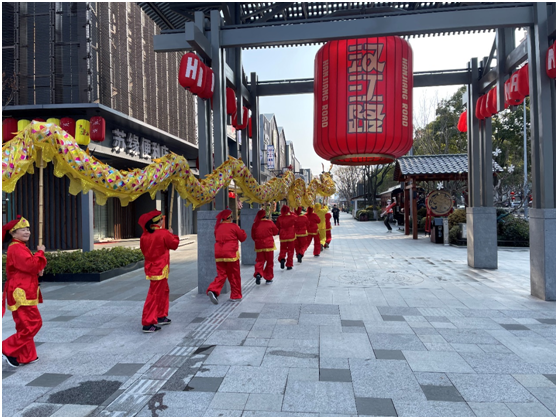 “龙腾虎跃”汉江路欢天喜地“迎财神” 