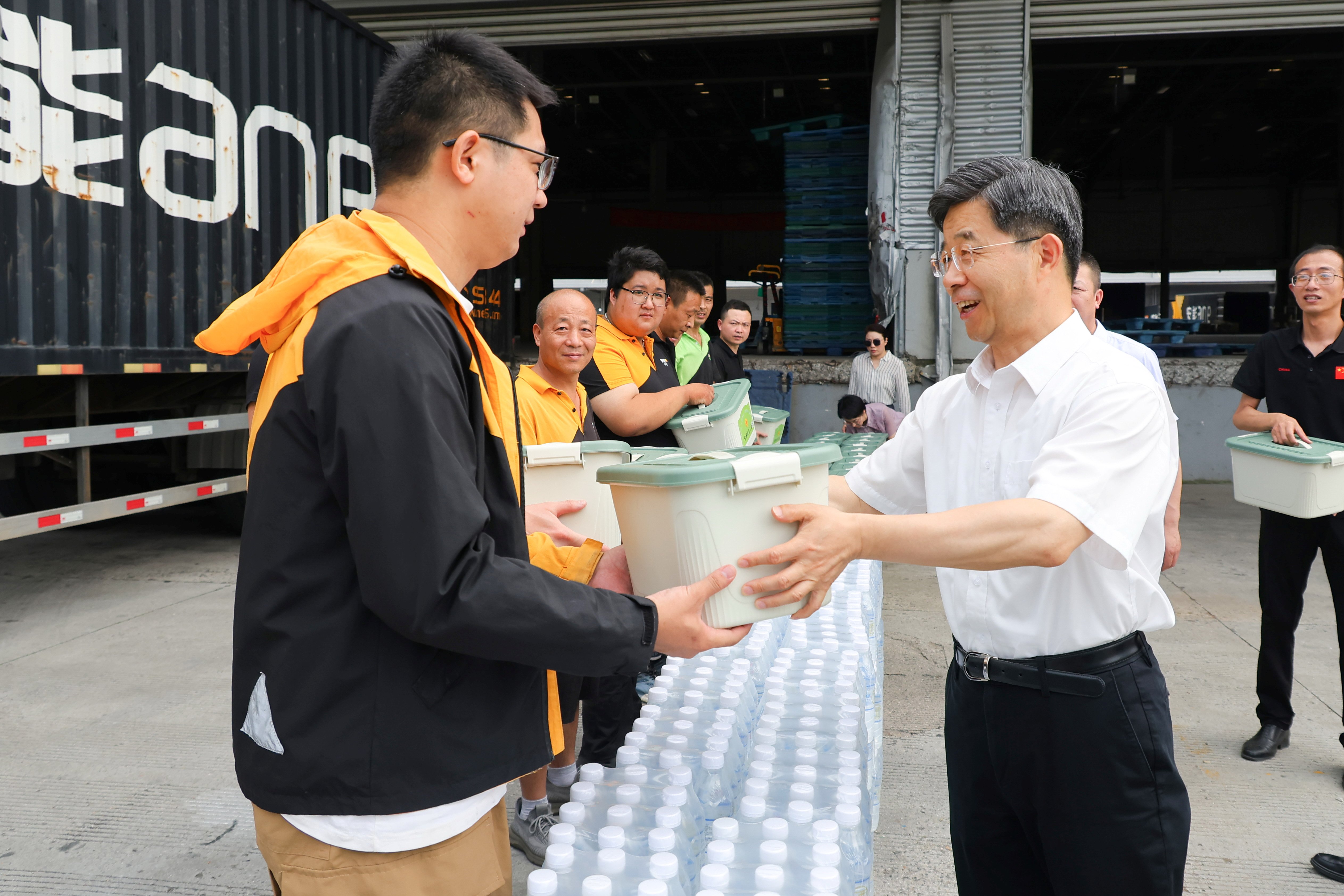 市总工会慰问高温一线职工